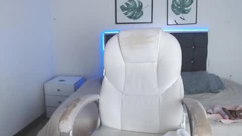 Snapshot of selena_hotmilf chatting on 12/13/25, 07:53 Selena online show from 12/13/25, 07:53