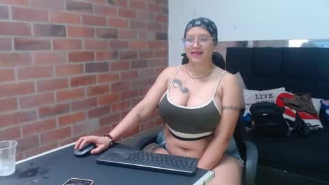 Snapshot of selena_tits_ chatting on 05/29/26, 04:49 Selena online show from 05/29/26, 04:49