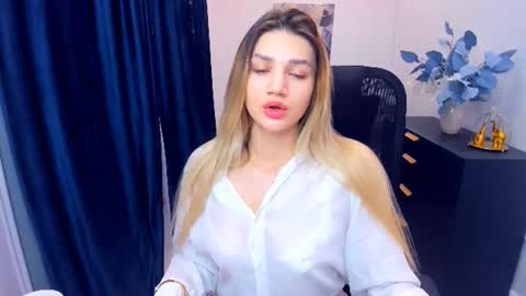 selenaemoore online show from 11/11/25, 03:50