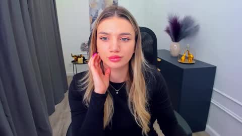 selenaemoore online show from 03/05/26, 04:19