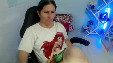 Snapshot of selene_mom chatting on 01/13/26, 04:12 selene online show from 01/13/26, 04:12