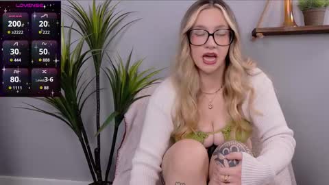 Snapshot of selina_thick chatting on 10/24/25, 03:14 Selina Mae online show from 10/24/25, 03:14