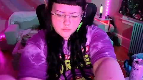 Snapshot of sendforember chatting on 10/28/25, 06:39 Goddess Ember online show from 10/28/25, 06:39