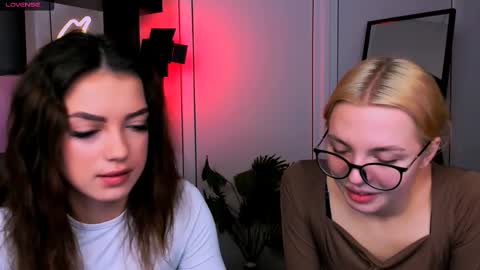 Snapshot of sendi_cais chatting on 11/12/25, 06:25 Sendi online show from 11/12/25, 06:25