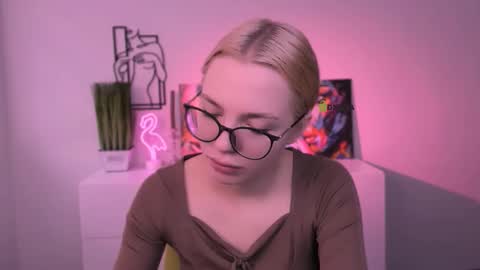 Snapshot of sendi_cais chatting on 11/17/25, 07:47 Sendi online show from 11/17/25, 07:47