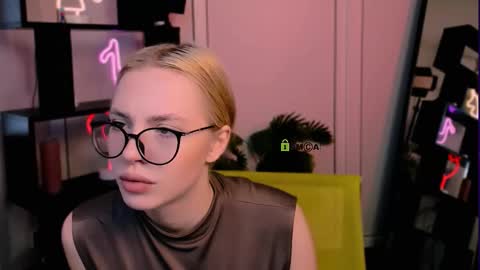 Snapshot of sendi_cais chatting on 11/22/25, 09:30 Sendi online show from 11/22/25, 09:30