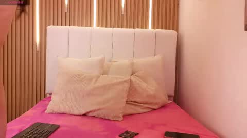 Snapshot of sensual_kim77 chatting on 05/07/26, 01:05 Sensual Kim77 online show from 05/07/26, 01:05