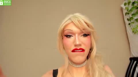 Snapshot of sensual_miss_mia chatting on 10/22/25, 01:06 Mia online show from 10/22/25, 01:06