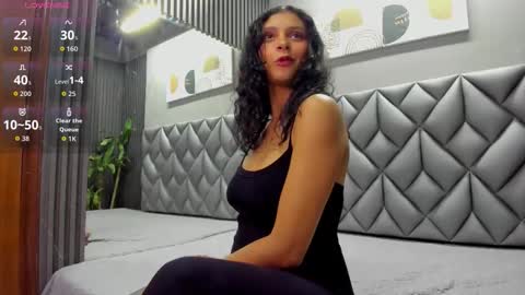 Snapshot of sensual_shantal chatting on 10/23/25, 01:10 sensual_shantal online show from 10/23/25, 01:10