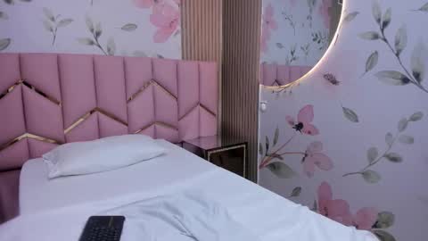 Snapshot of sensual_sophie_ chatting on 12/01/25, 11:32 Sophie online show from 12/01/25, 11:32