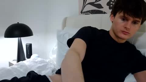 Snapshot of sensualalien chatting on 11/21/25, 02:32 Cam online show from 11/21/25, 02:32