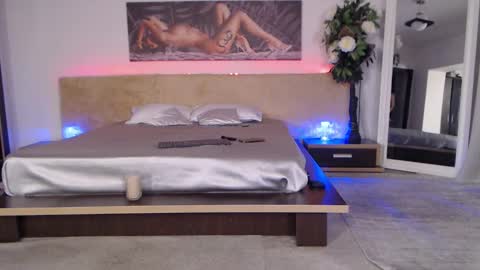 Snapshot of sensualhallie chatting on 12/17/24, 05:47 Hallie online show from 12/17/24, 05:47