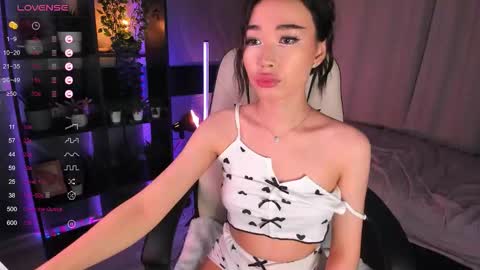 Kiki online show from 11/29/25, 04:54