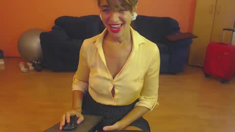 Snapshot of sensualmyra chatting on 09/27/25, 12:43 sensualmyra online show from 09/27/25, 12:43