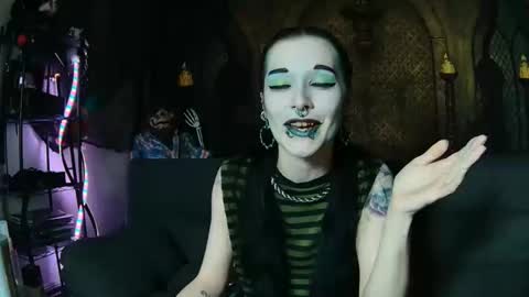 Snapshot of seraphinmunster chatting on 10/23/25, 04:39 Seraphin Munster online show from 10/23/25, 04:39