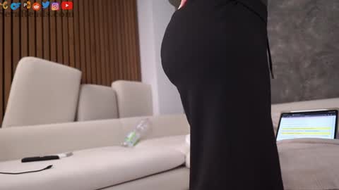 SeraReads online show from 10/04/25, 12:25