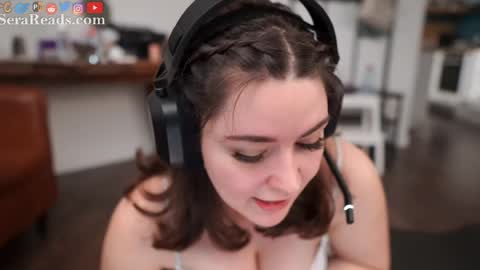 Snapshot of serareads chatting on 04/19/26, 01:43 SeraReads online show from 04/19/26, 01:43