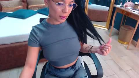 Snapshot of serena_mendez chatting on 10/11/25, 03:50 Serena online show from 10/11/25, 03:50
