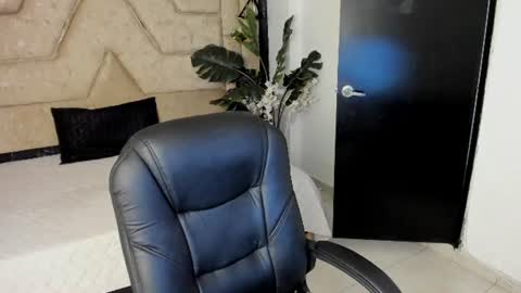 Snapshot of serene_waves chatting on 06/16/26, 01:03 Serene online show from 06/16/26, 01:03