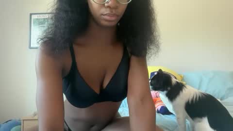 Serenity Bee   online show from 09/28/25, 04:56