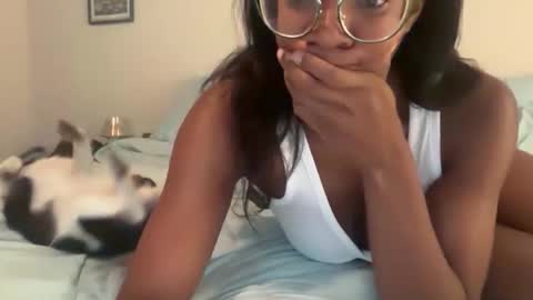 Serenity Bee   online show from 12/16/25, 11:10