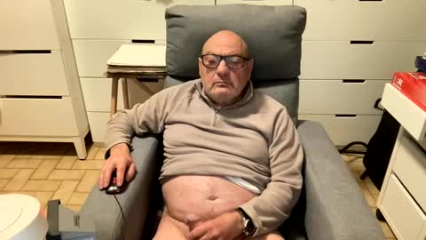 serge8413 online show from 01/01/25, 03:56