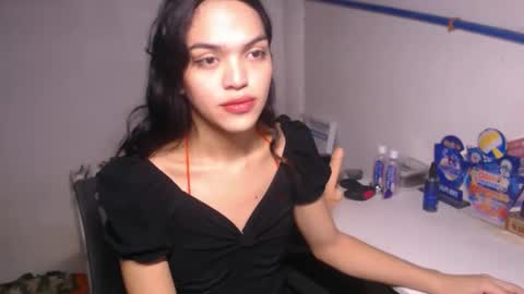 Snapshot of servicedoll18 chatting on 11/01/25, 07:27 Bella online show from 11/01/25, 07:27