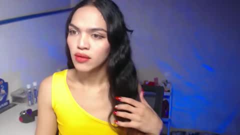 Snapshot of servicedoll18 chatting on 11/02/25, 05:04 Bella online show from 11/02/25, 05:04