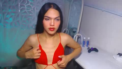 Snapshot of servicedoll18 chatting on 11/08/25, 05:23 Bella online show from 11/08/25, 05:23