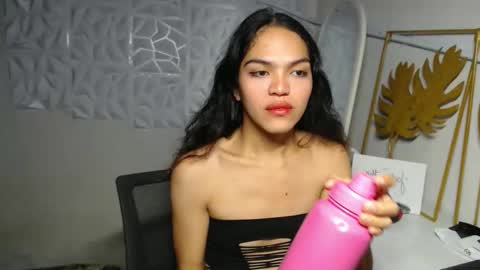 Snapshot of servicedoll18 chatting on 11/16/25, 07:41 Bella online show from 11/16/25, 07:41