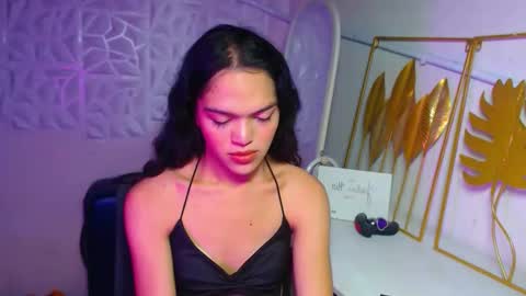 Snapshot of servicedoll18 chatting on 12/02/25, 03:18 Bella online show from 12/02/25, 03:18