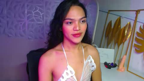 Snapshot of servicedoll18 chatting on 12/04/25, 08:17 Bella online show from 12/04/25, 08:17