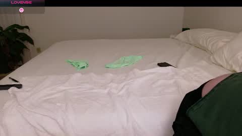 Violet online show from 06/17/26, 04:04