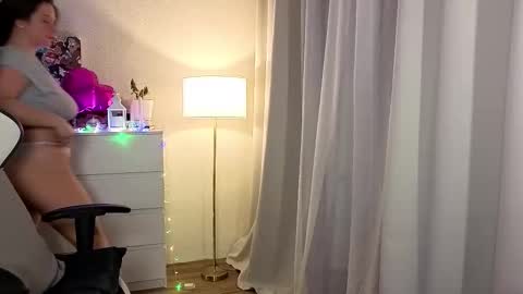 Snapshot of sexmoon11 chatting on 12/18/25, 07:42 My name is Mia whats yours online show from 12/18/25, 07:42