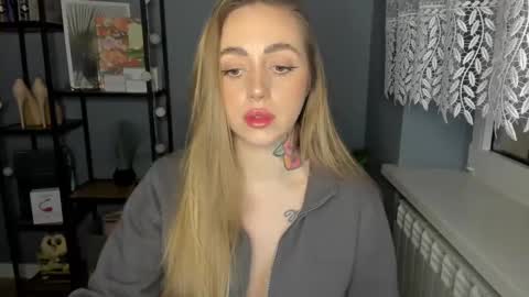 C o r a l i e online show from 12/19/24, 03:08