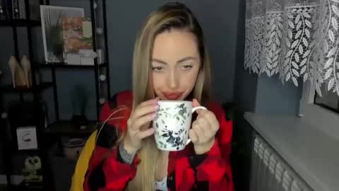 C o r a l i e online show from 12/24/24, 08:11
