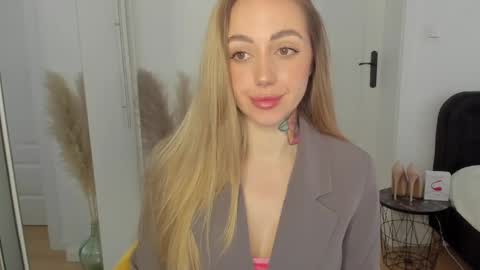 C o r a l i e online show from 02/02/25, 02:34