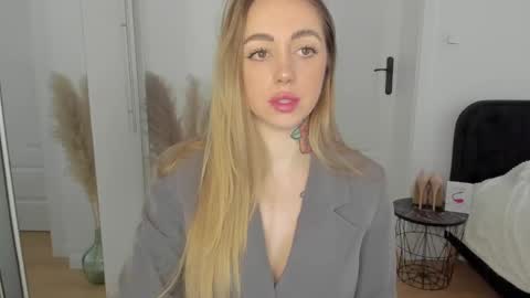 C o r a l i e online show from 02/04/25, 02:21