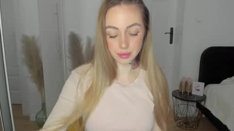 C o r a l i e online show from 02/06/25, 02:58