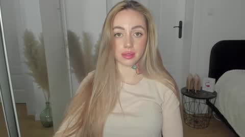 C o r a l i e online show from 02/19/25, 10:42