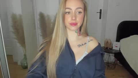 C o r a l i e online show from 02/25/25, 06:09