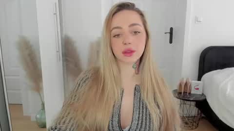 C o r a l i e online show from 03/08/25, 07:27