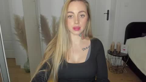 C o r a l i e online show from 03/10/25, 06:23