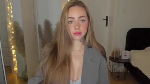 Snapshot of sexy_coralie chatting on 01/17/26, 07:46 C o r a l i e online show from 01/17/26, 07:46