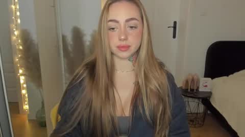 Snapshot of sexy_coralie chatting on 01/18/26, 08:07 C o r a l i e online show from 01/18/26, 08:07