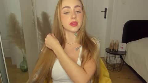 Snapshot of sexy_coralie chatting on 02/15/26, 08:13 C o r a l i e online show from 02/15/26, 08:13