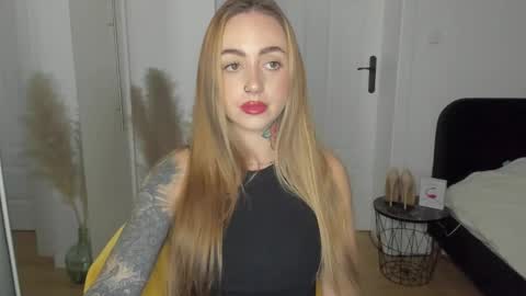 Snapshot of sexy_coralie chatting on 03/18/26, 02:53 C o r a l i e online show from 03/18/26, 02:53