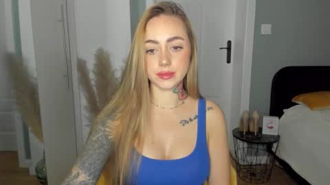 Snapshot of sexy_coralie chatting on 03/25/26, 07:36 C o r a l i e online show from 03/25/26, 07:36