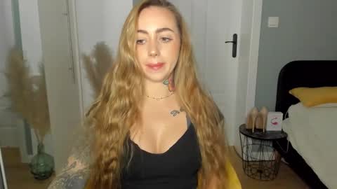 Snapshot of sexy_coralie chatting on 03/27/26, 08:26 C o r a l i e online show from 03/27/26, 08:26