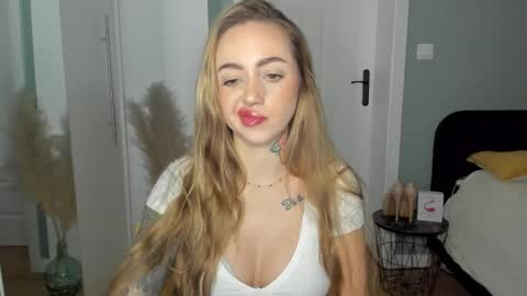 Snapshot of sexy_coralie chatting on 03/28/26, 08:14 C o r a l i e online show from 03/28/26, 08:14
